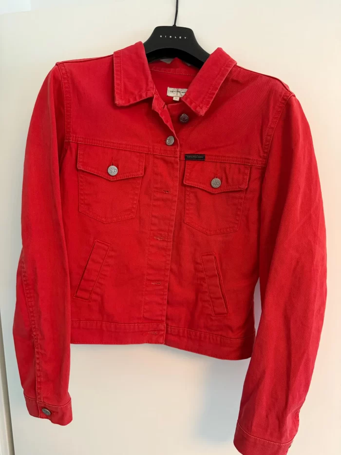 Rote Jeansjacke mit Gentleman-Affen – Bild 5
