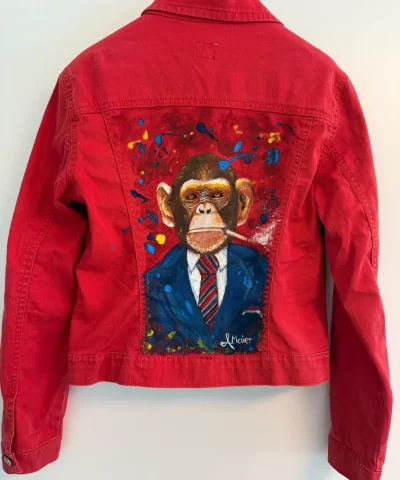 Rote Jeansjacke mit Gentleman-Affen