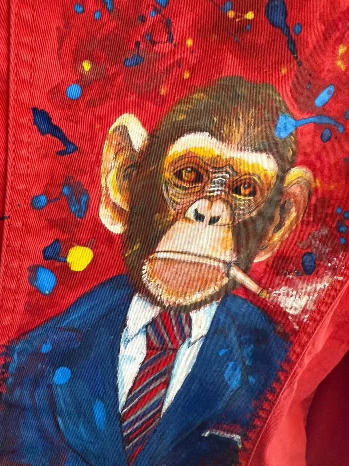 Rote Jeansjacke mit Gentleman-Affen – Bild 3