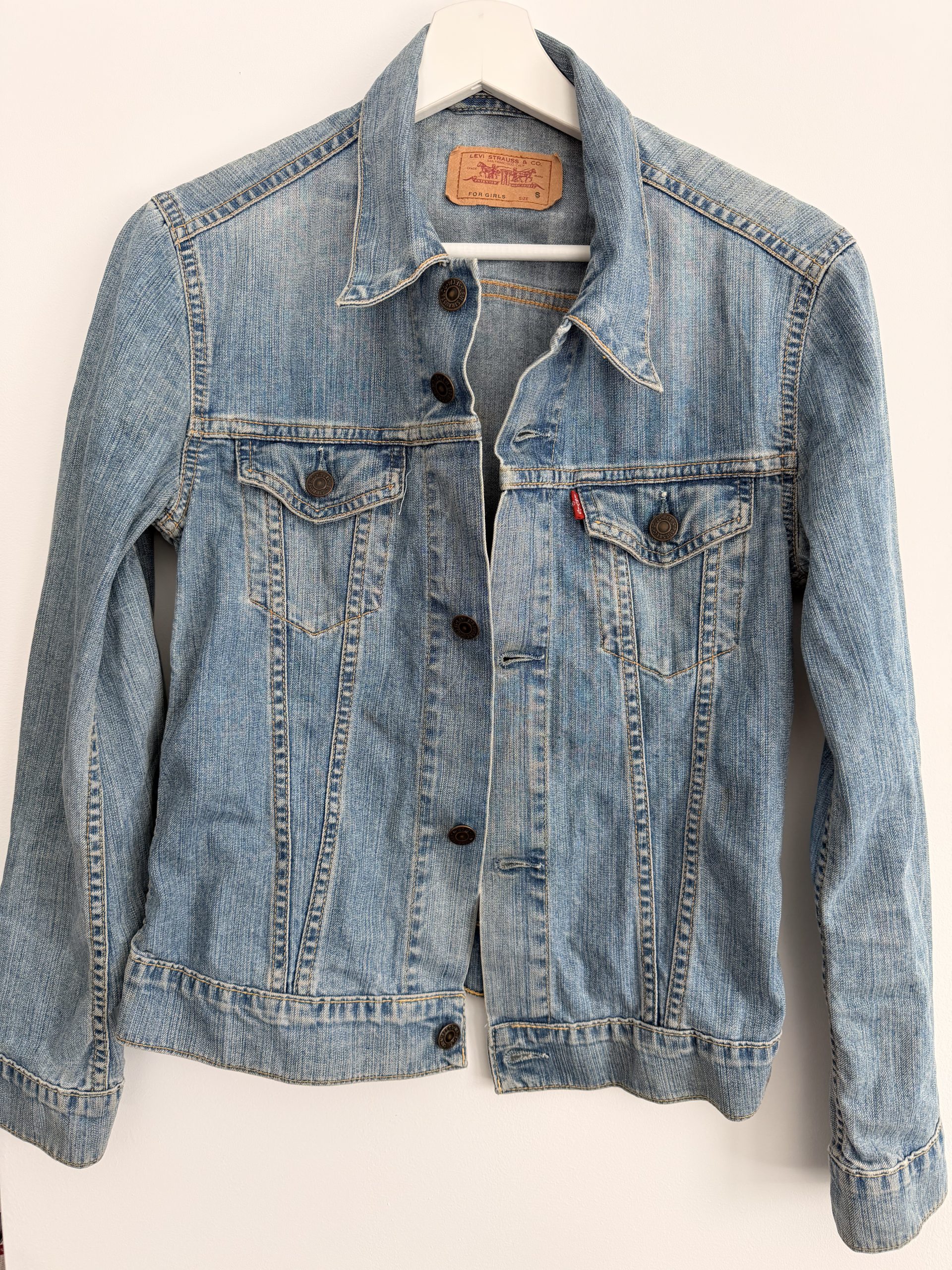 Helle Levis Jeansjacke mit Fashionlook – Bild 9