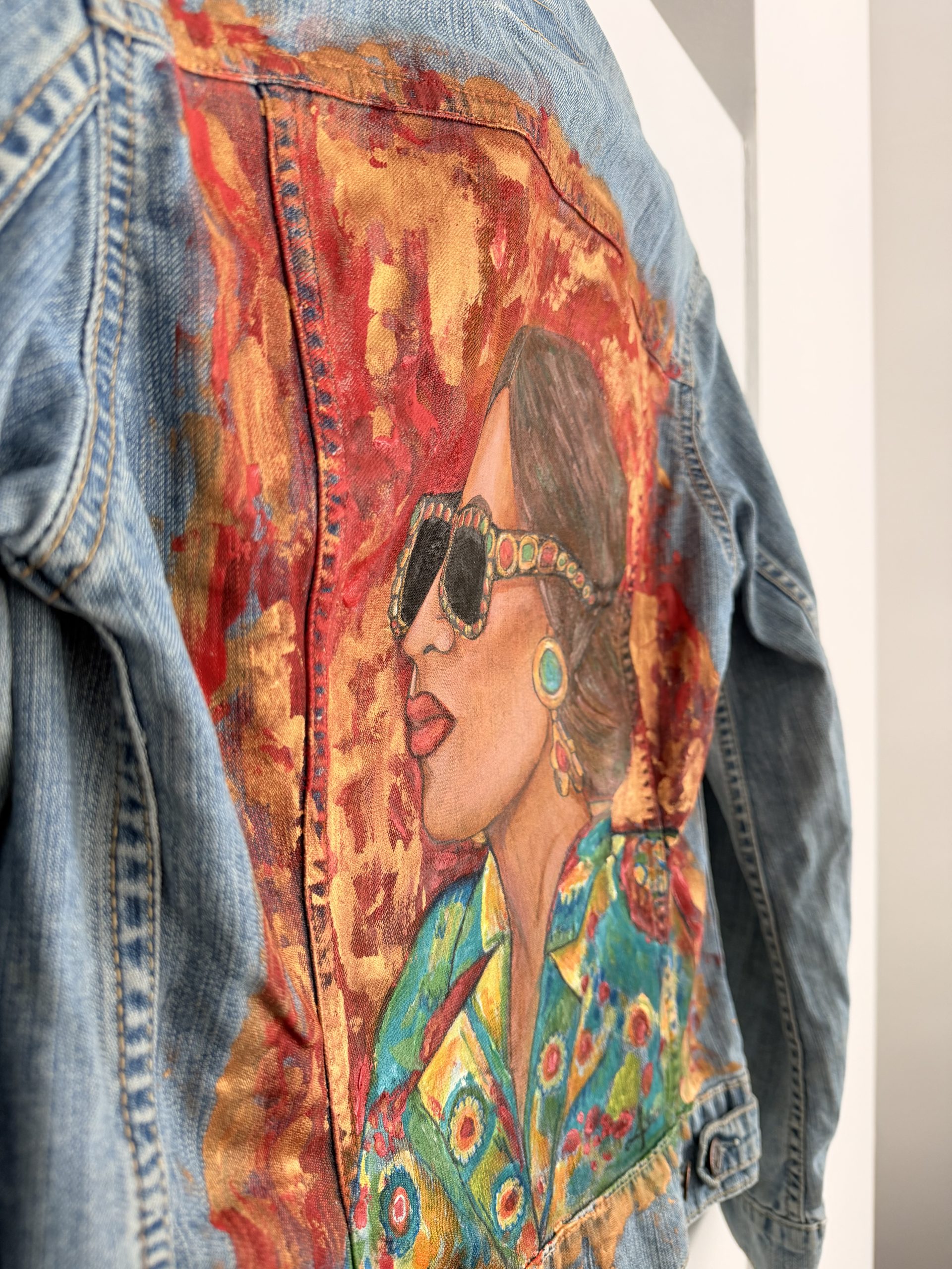 Helle Levis Jeansjacke mit Fashionlook – Bild 6