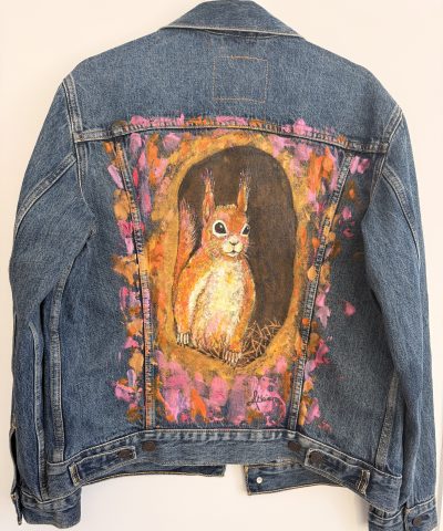 Dunkelblaue Levis Jeansjacke mit frechen Eichhörnchen
