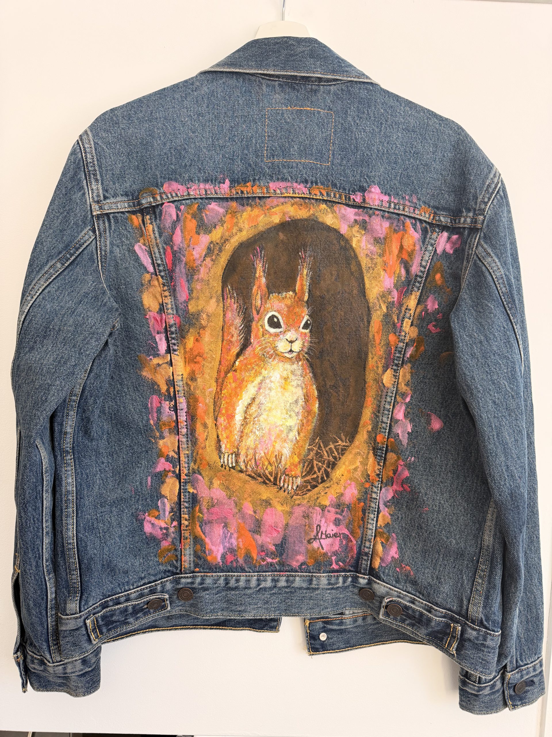 Dunkelblaue Levis Jeansjacke mit frechen Eichhörnchen