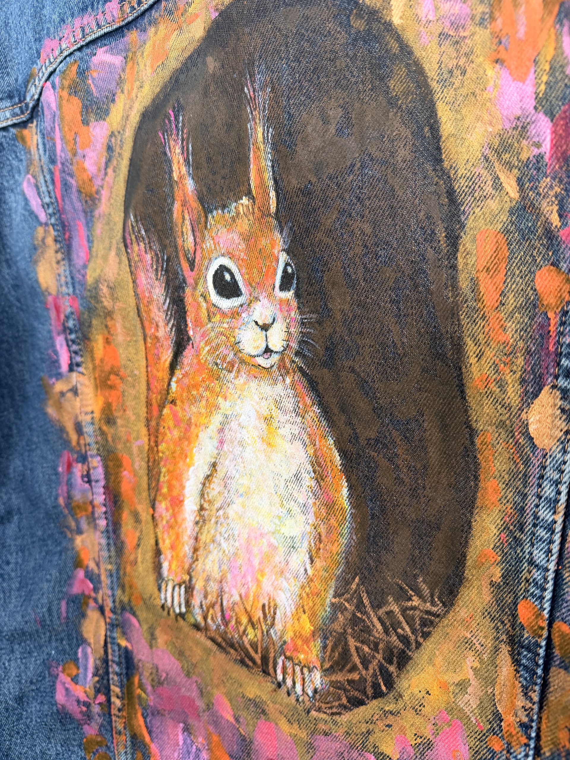 Dunkelblaue Levis Jeansjacke mit frechen Eichhörnchen – Bild 6