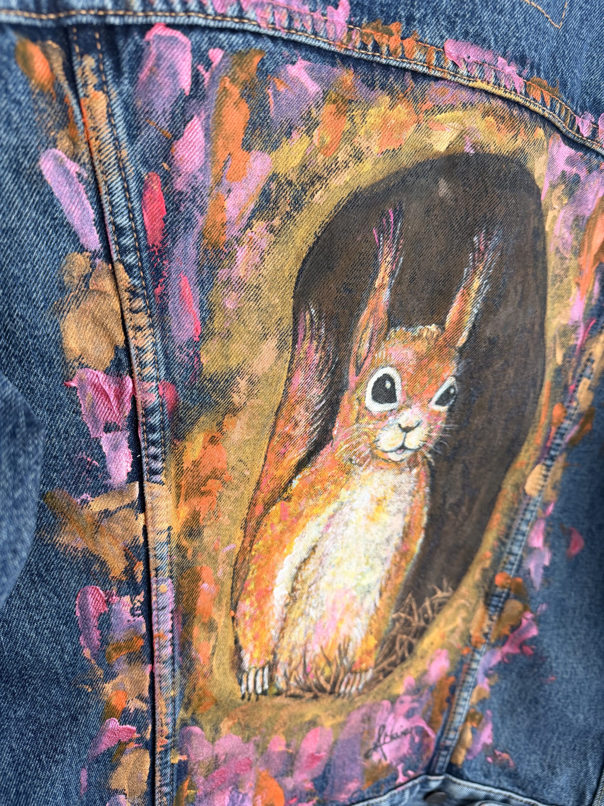 Dunkelblaue Levis Jeansjacke mit frechen Eichhörnchen – Bild 7
