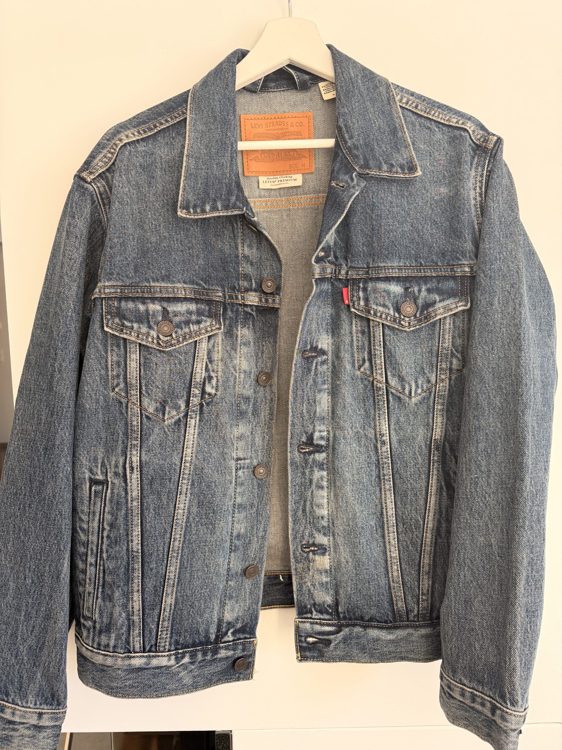 Dunkelblaue Levis Jeansjacke mit frechen Eichhörnchen – Bild 8