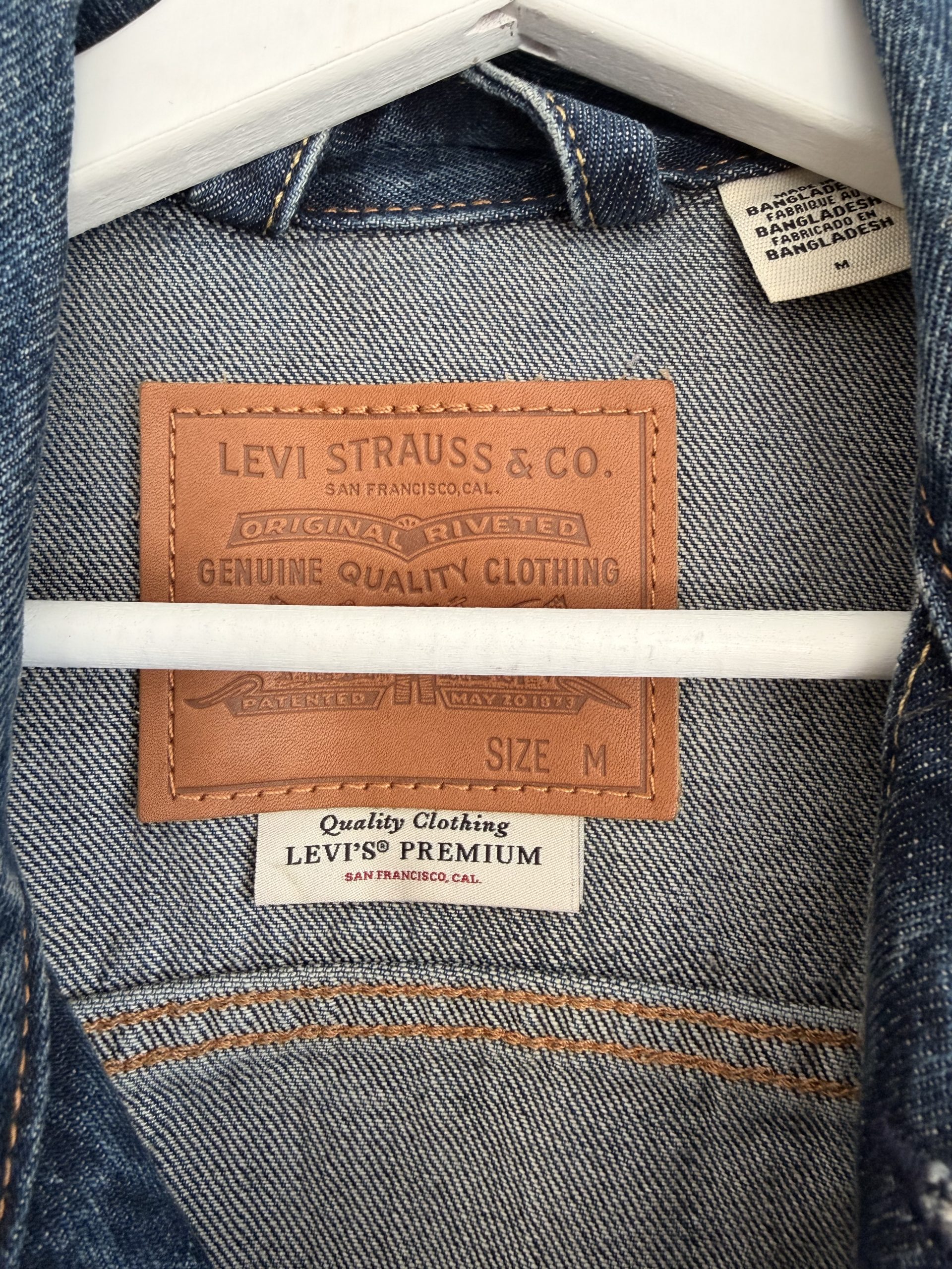 Dunkelblaue Levis Jeansjacke mit frechen Eichhörnchen – Bild 9