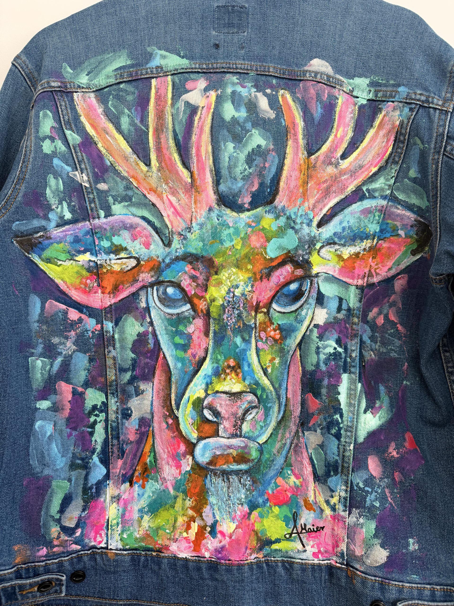 Sportliche LEE Jeansjacke mit knalligem Hirsch – Bild 3