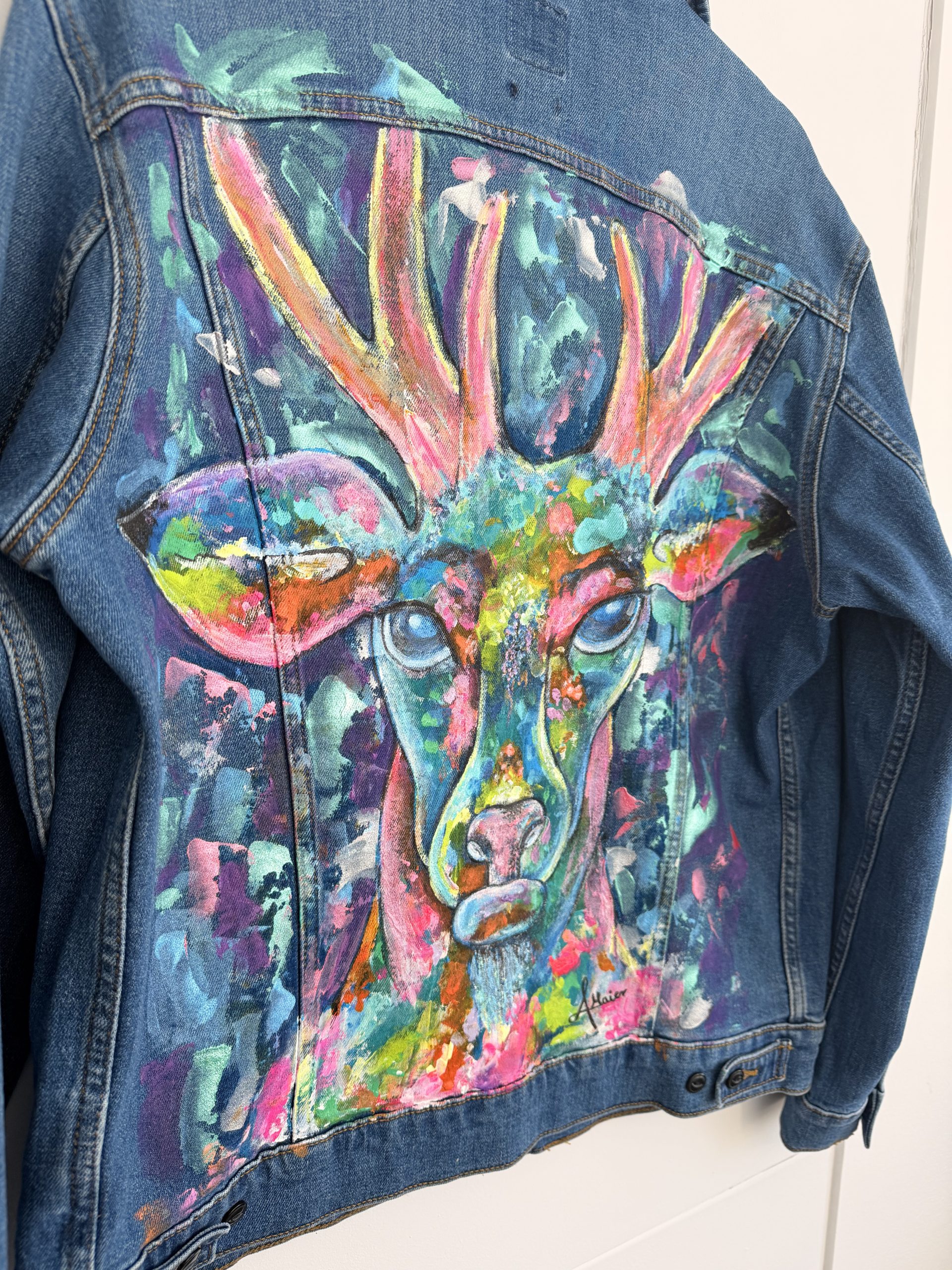 Sportliche LEE Jeansjacke mit knalligem Hirsch – Bild 5