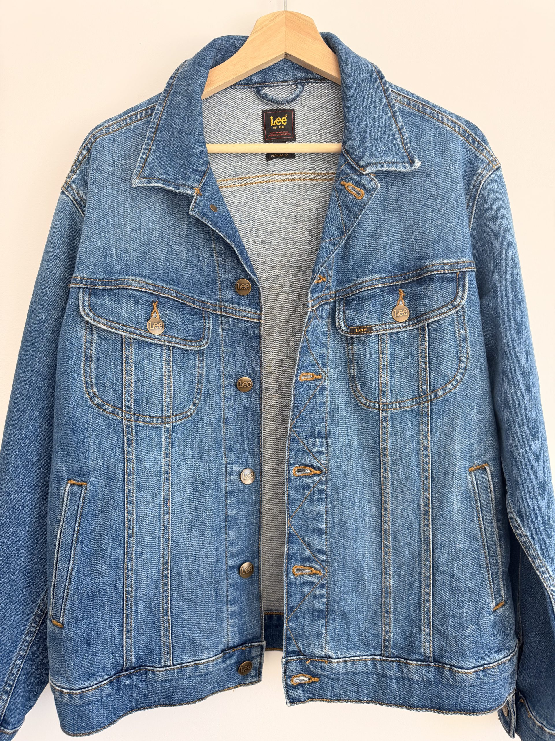 Sportliche LEE Jeansjacke mit knalligem Hirsch – Bild 8