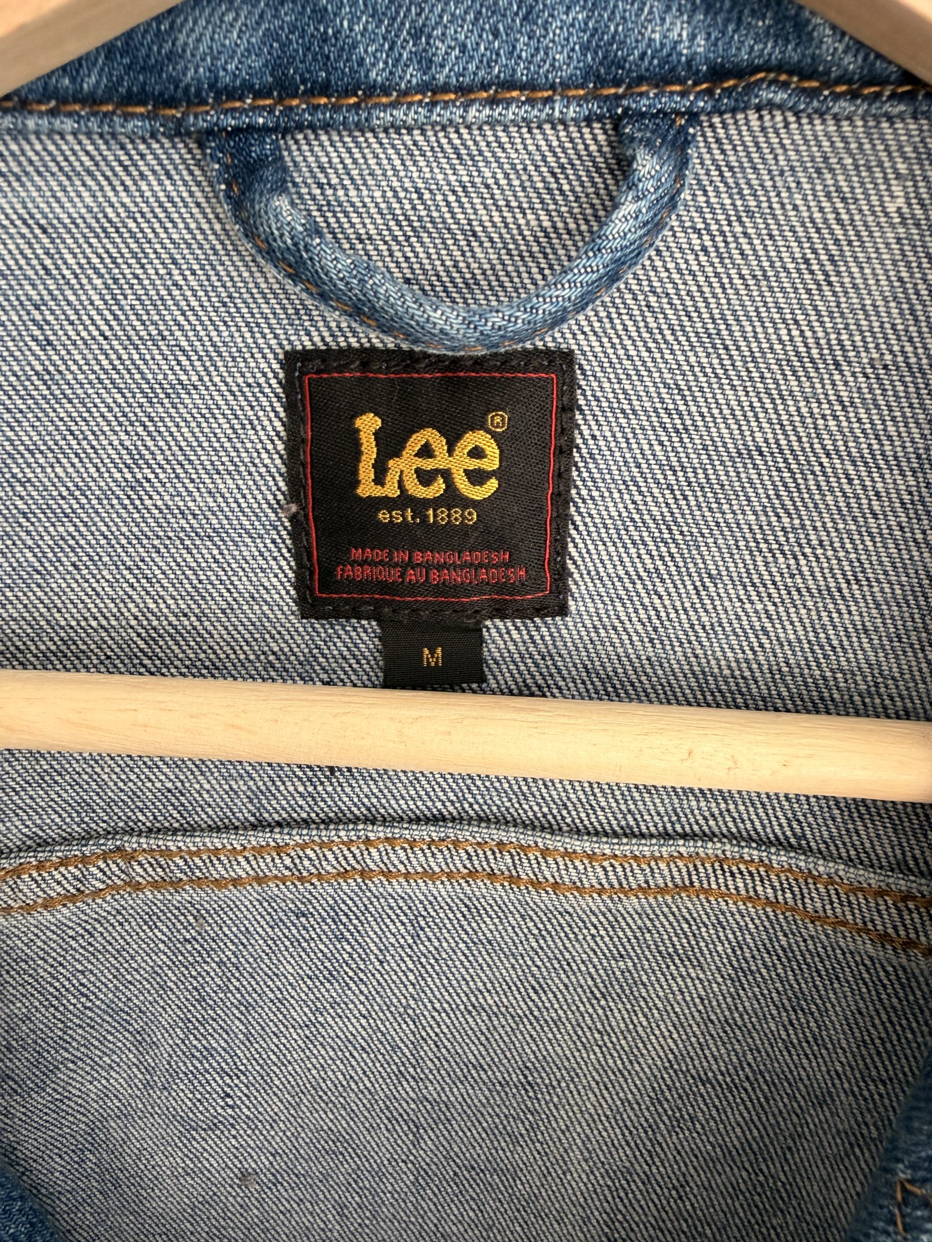 Sportliche LEE Jeansjacke mit knalligem Hirsch – Bild 9