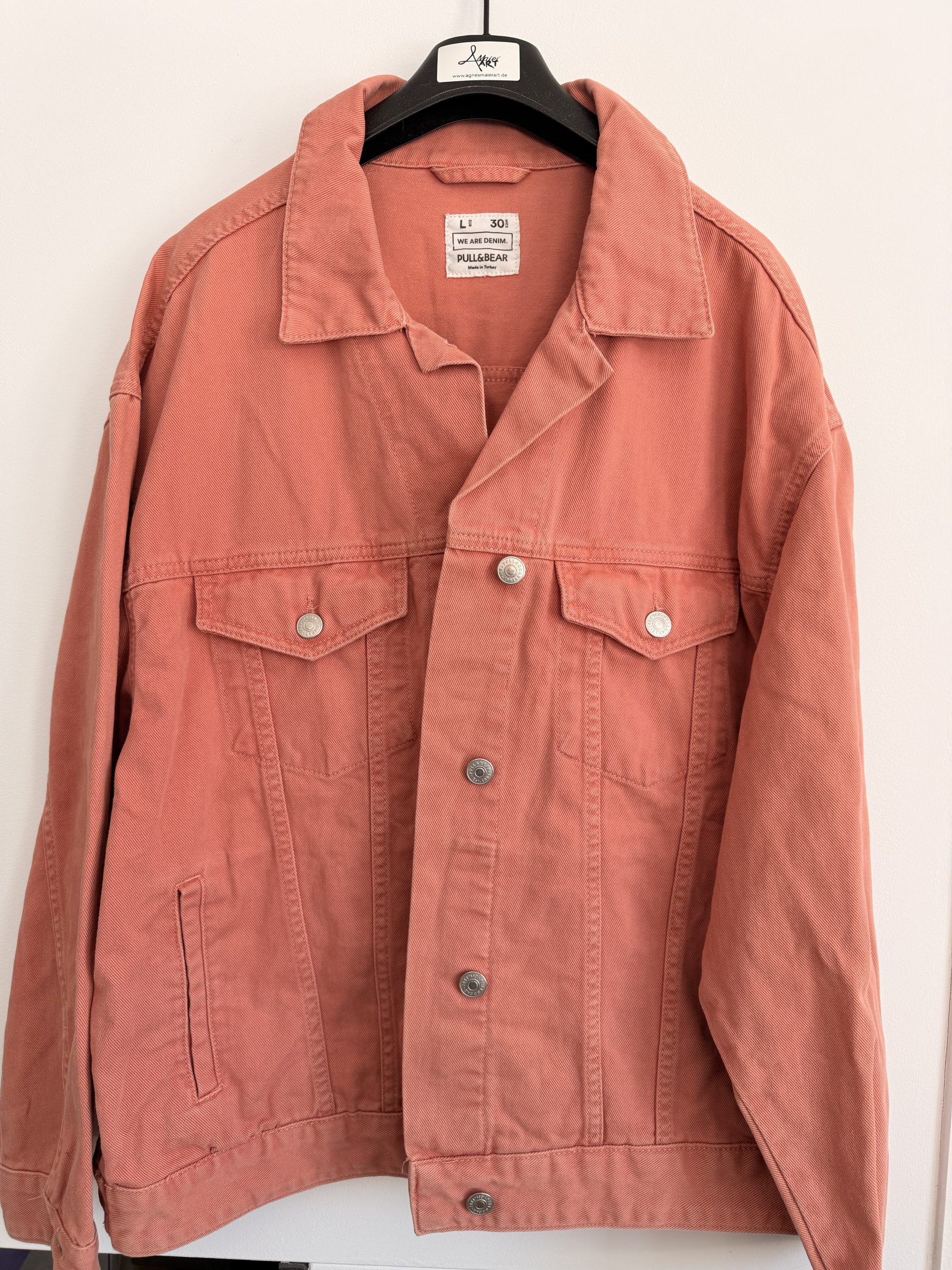 Rosa Jeansjacke mit knalligem Elefanten – Bild 8