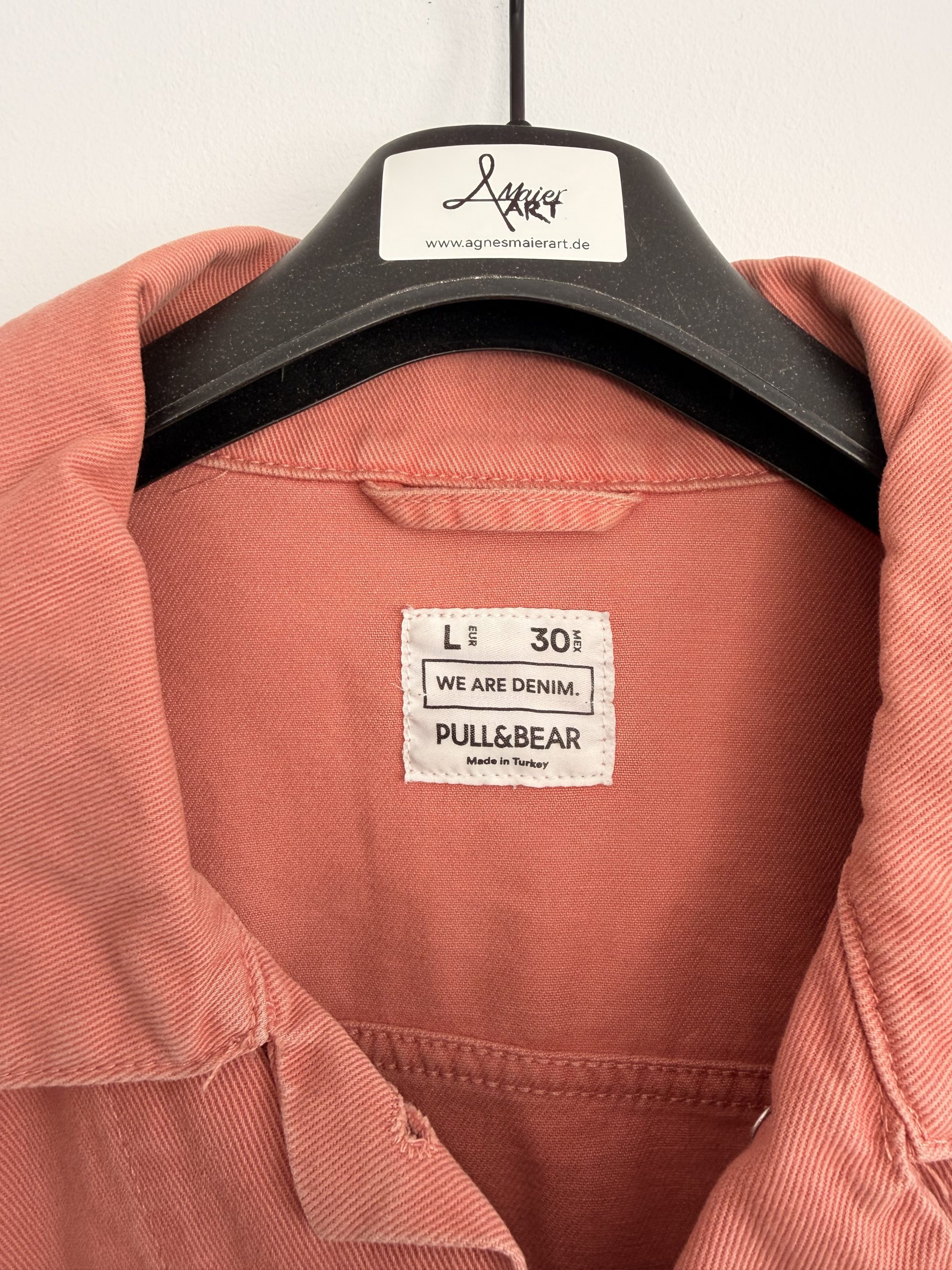 Rosa Jeansjacke mit knalligem Elefanten – Bild 7