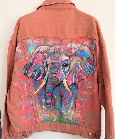 Rosa Jeansjacke mit knalligem Elefanten