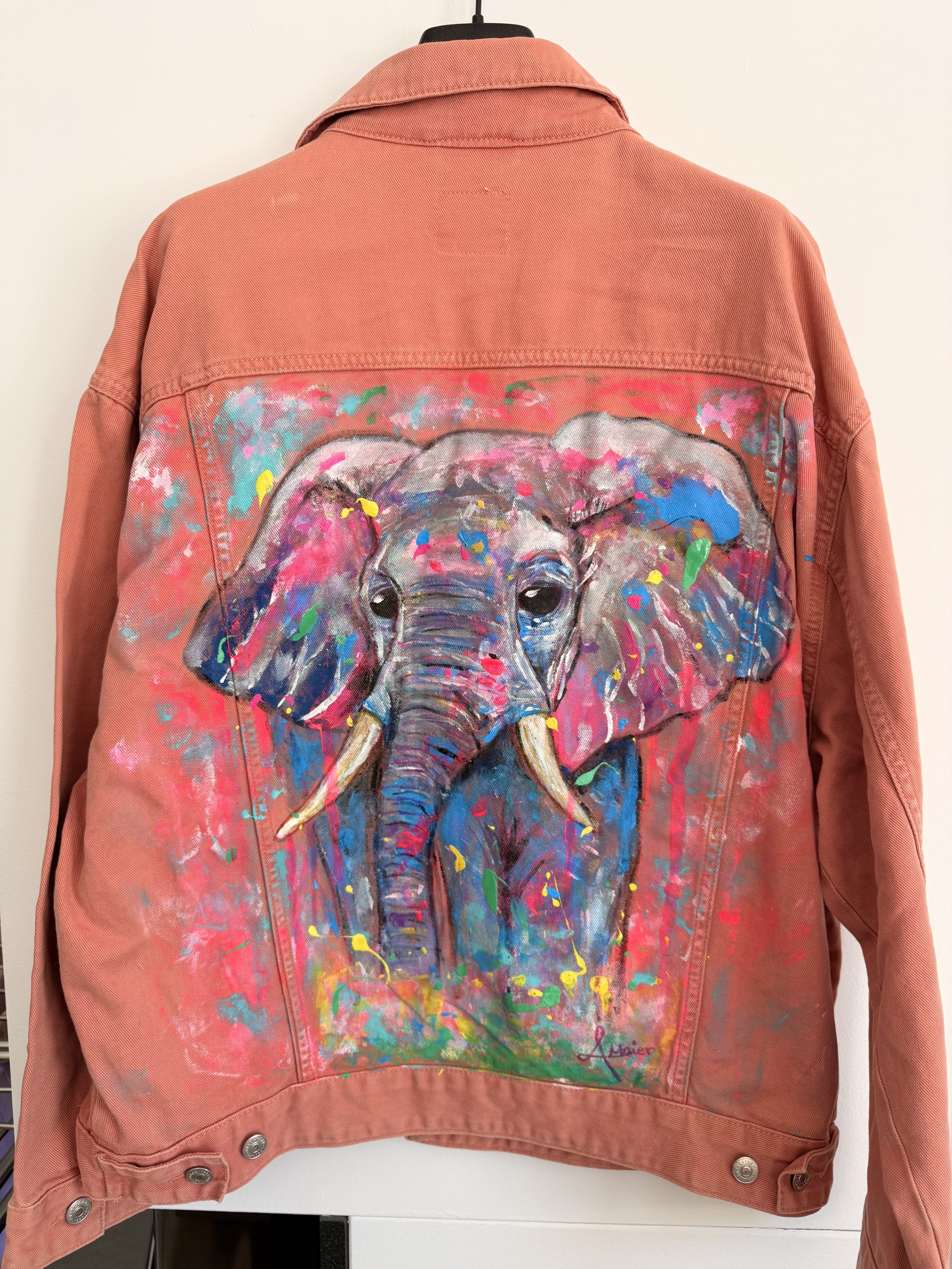 Rosa Jeansjacke mit knalligem Elefanten