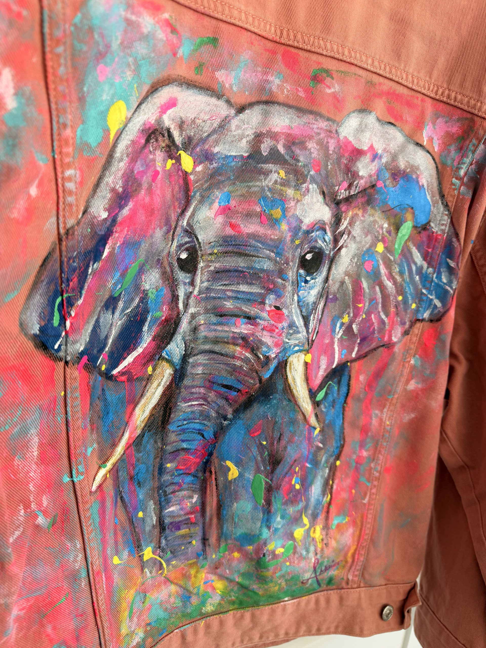 Rosa Jeansjacke mit knalligem Elefanten – Bild 5