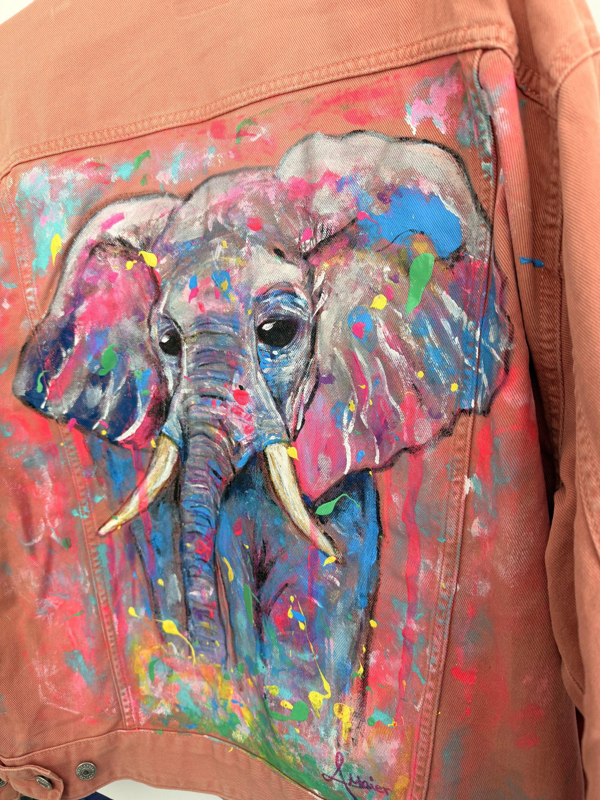 Rosa Jeansjacke mit knalligem Elefanten – Bild 4