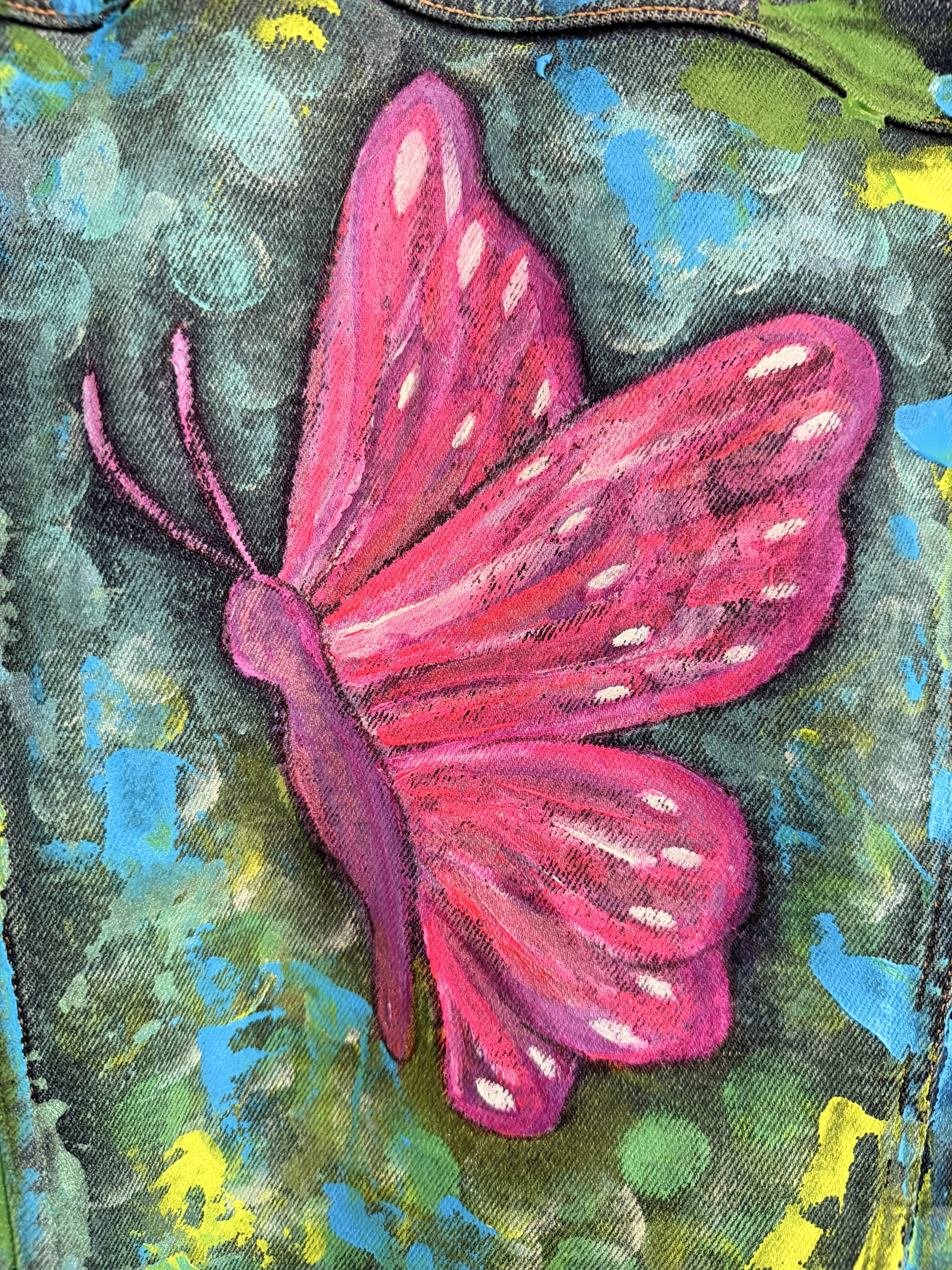 Dunkelblaue Jeansjacke mit knalligen Schmetterling – Bild 5