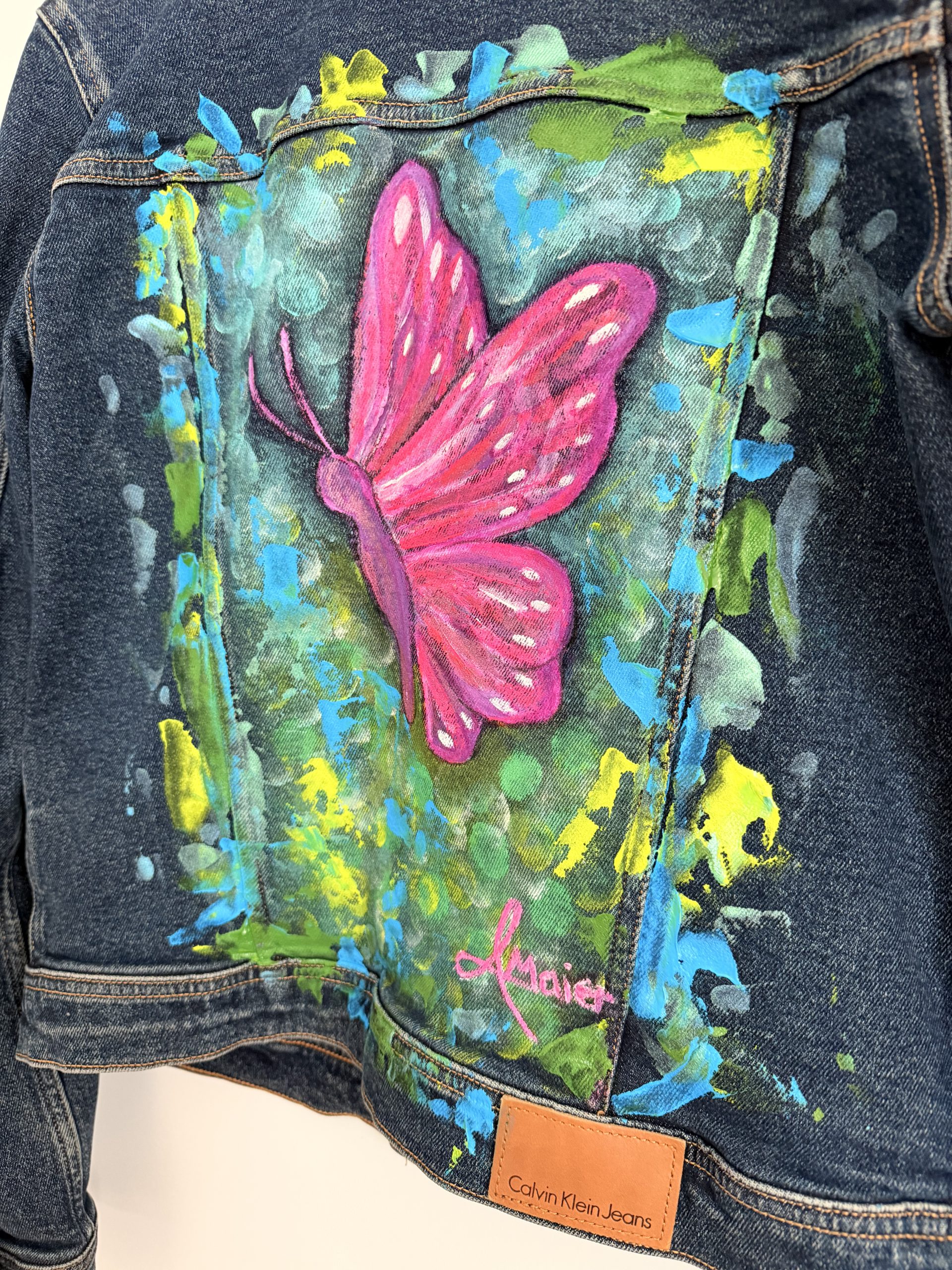 Dunkelblaue Jeansjacke mit knalligen Schmetterling – Bild 4