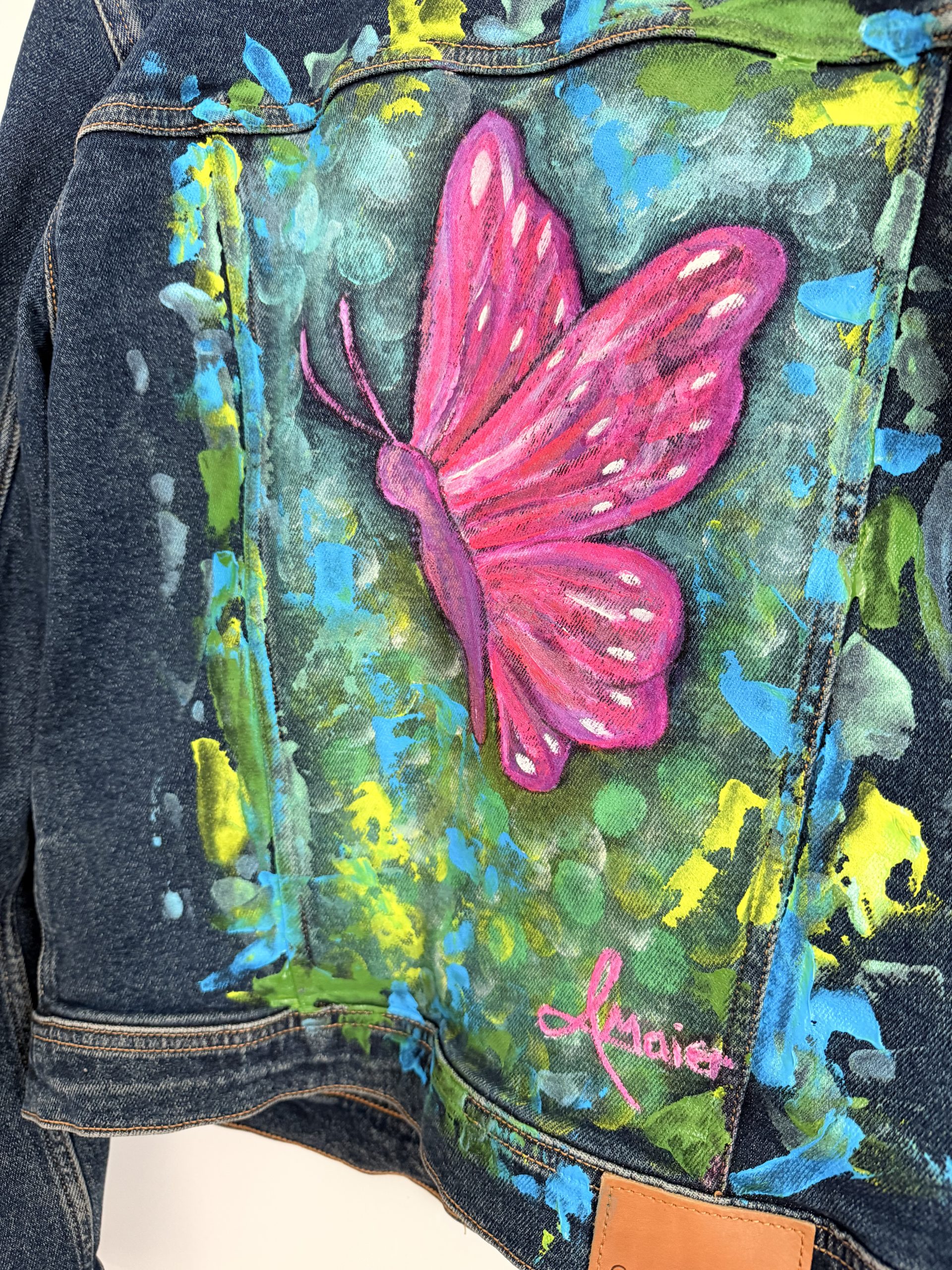 Dunkelblaue Jeansjacke mit knalligen Schmetterling – Bild 3