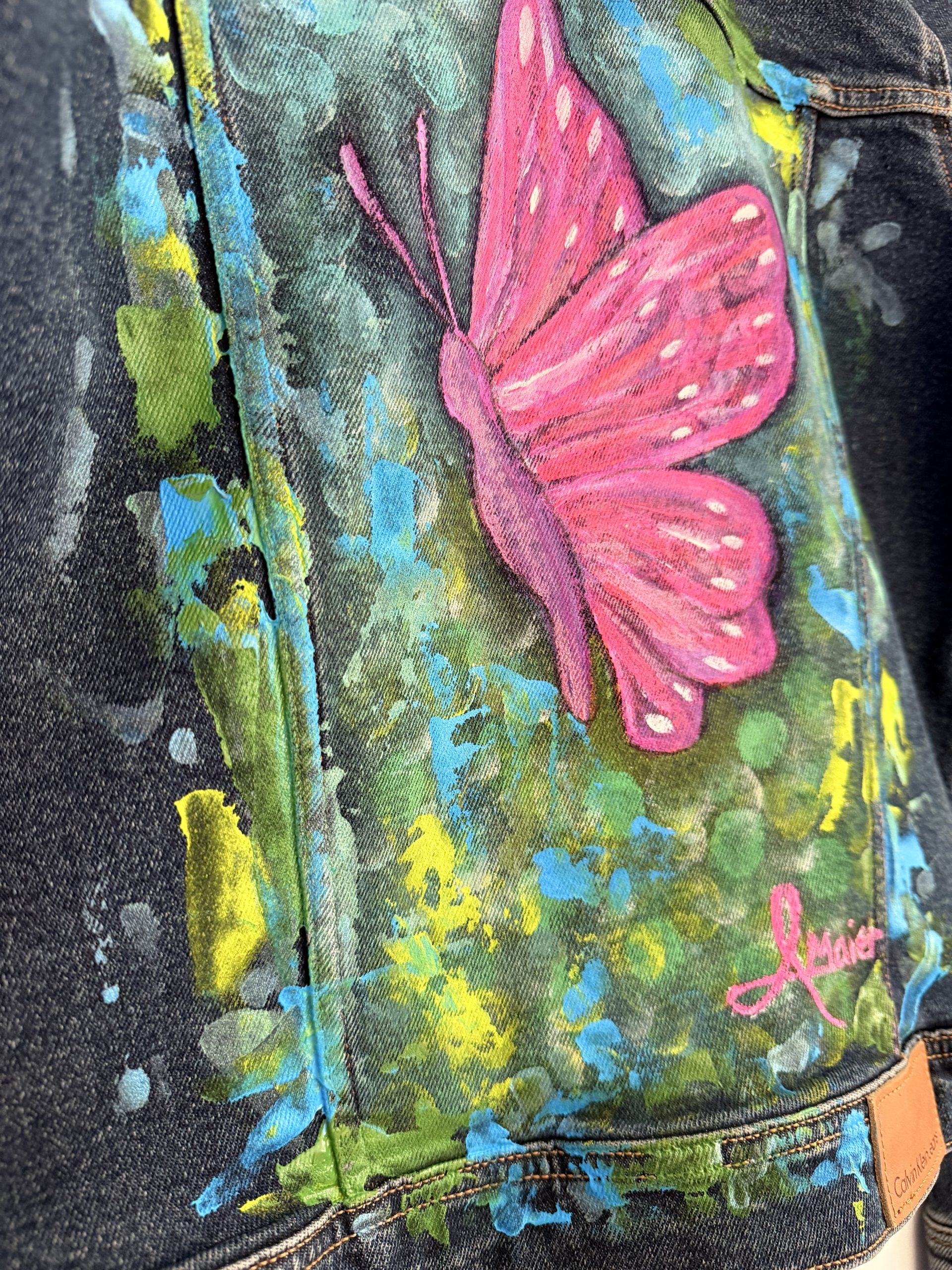 Dunkelblaue Jeansjacke mit knalligen Schmetterling – Bild 7
