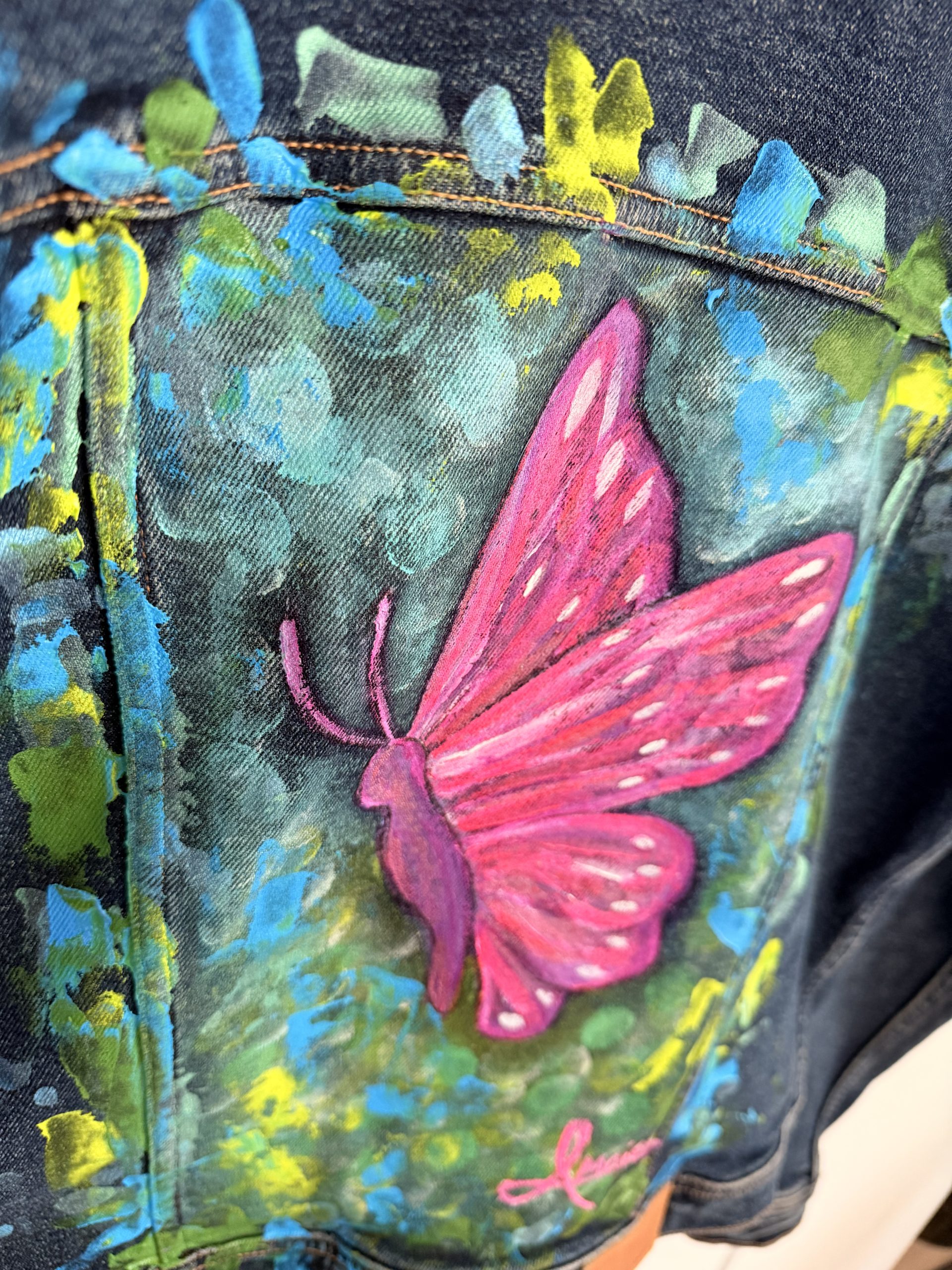 Dunkelblaue Jeansjacke mit knalligen Schmetterling – Bild 8