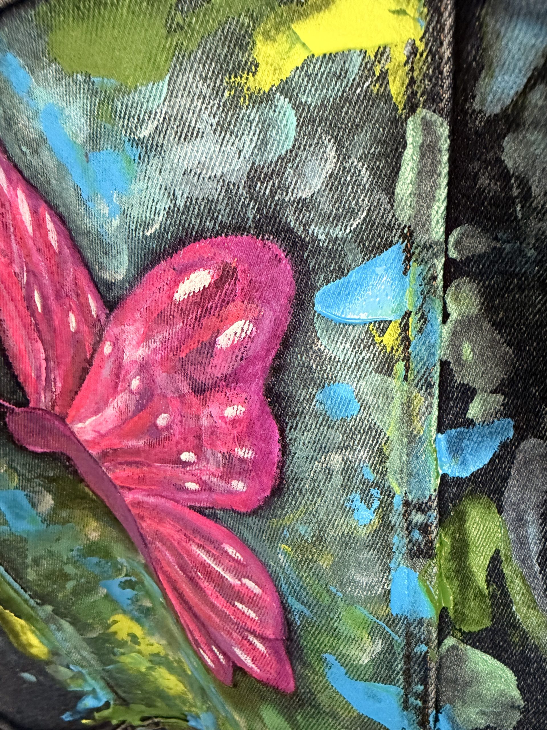 Dunkelblaue Jeansjacke mit knalligen Schmetterling – Bild 9