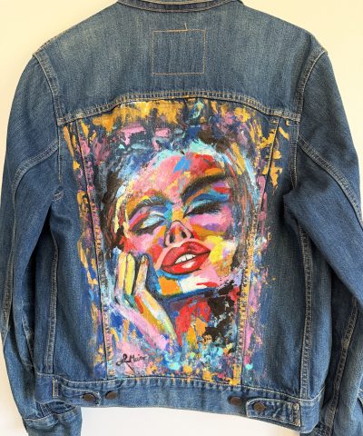 Dunkelblaue Jeansjacke mit abstrakten Portrait