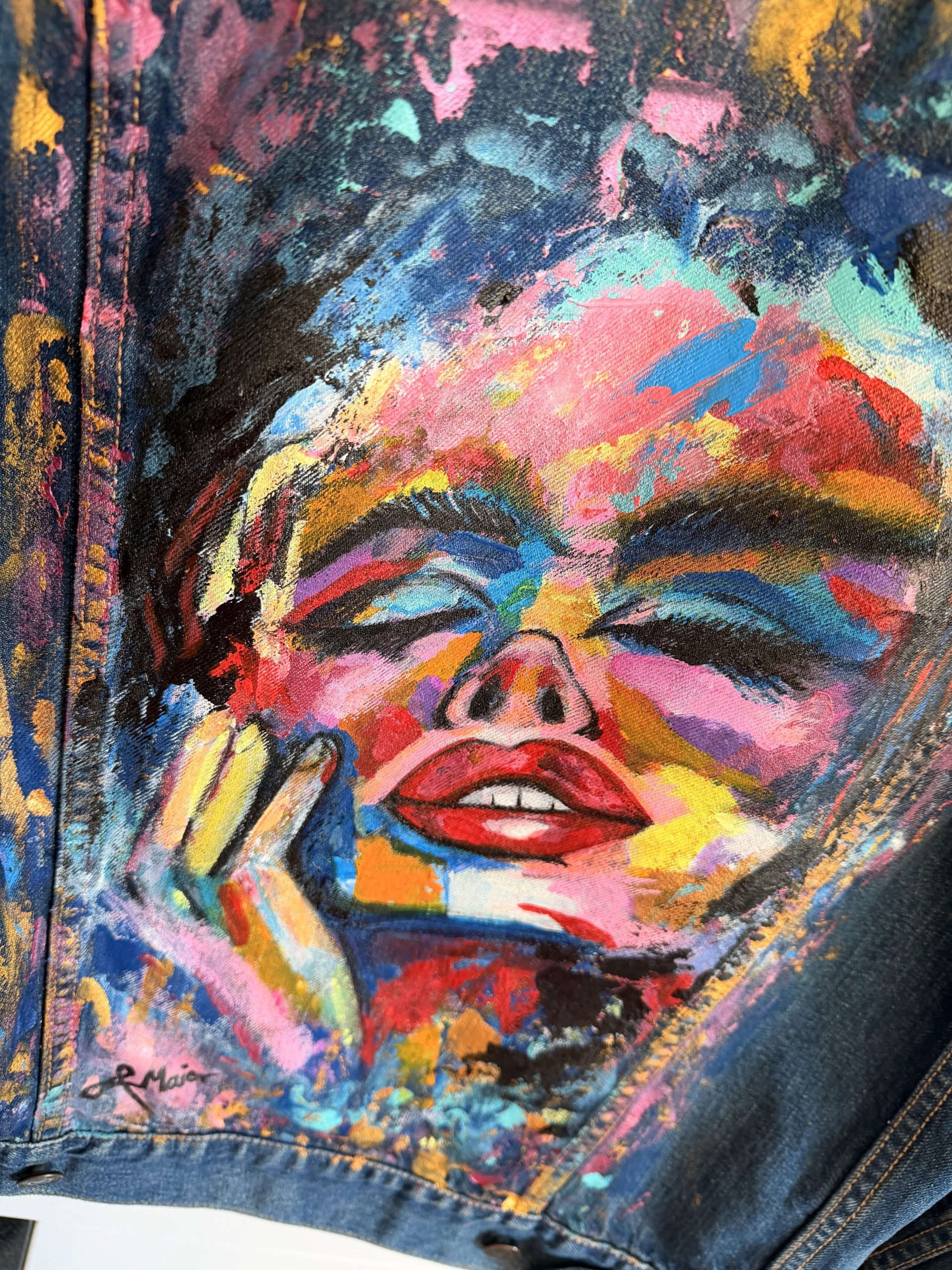 Dunkelblaue Jeansjacke mit abstrakten Portrait – Bild 6