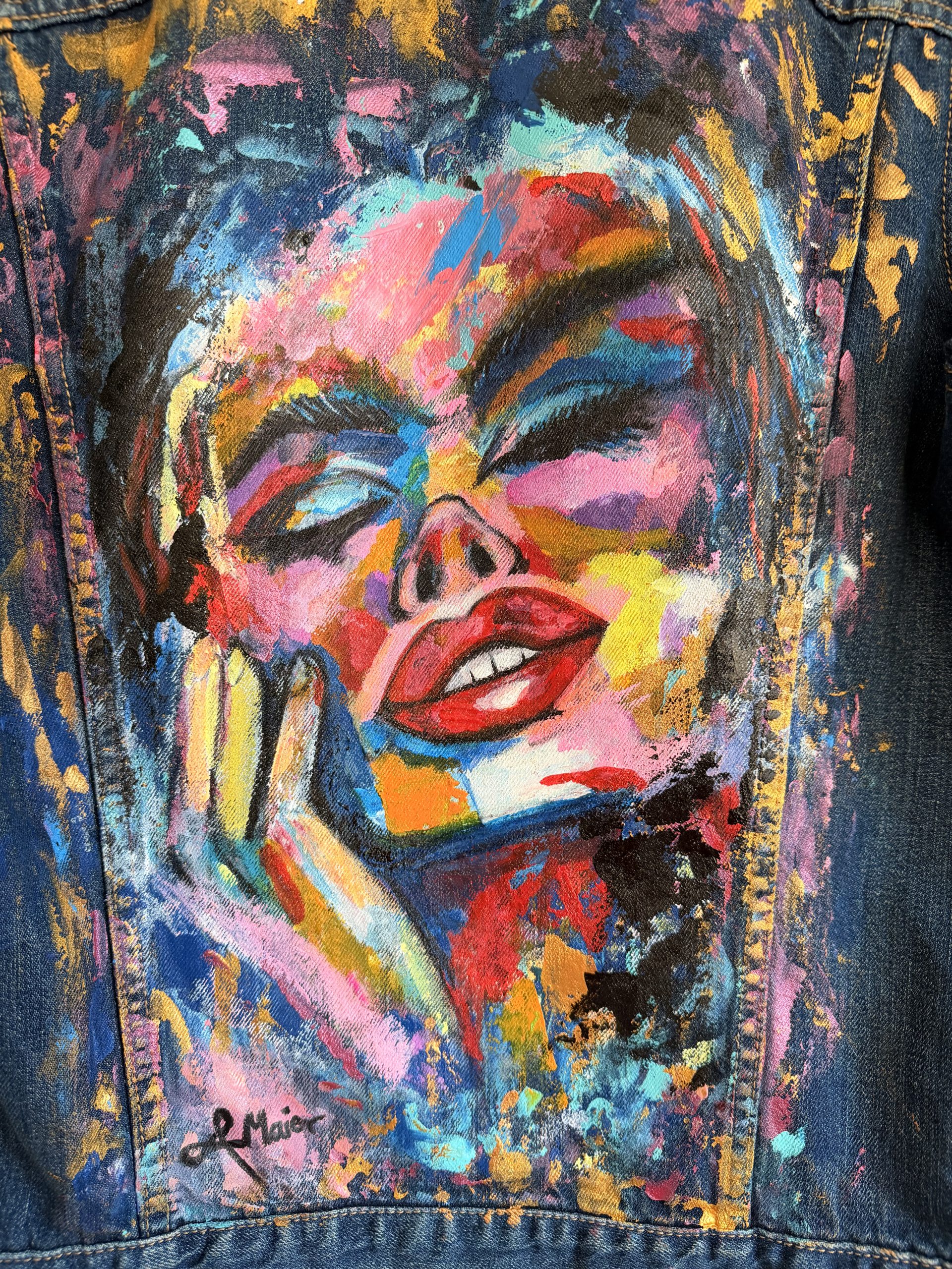 Dunkelblaue Jeansjacke mit abstrakten Portrait – Bild 7