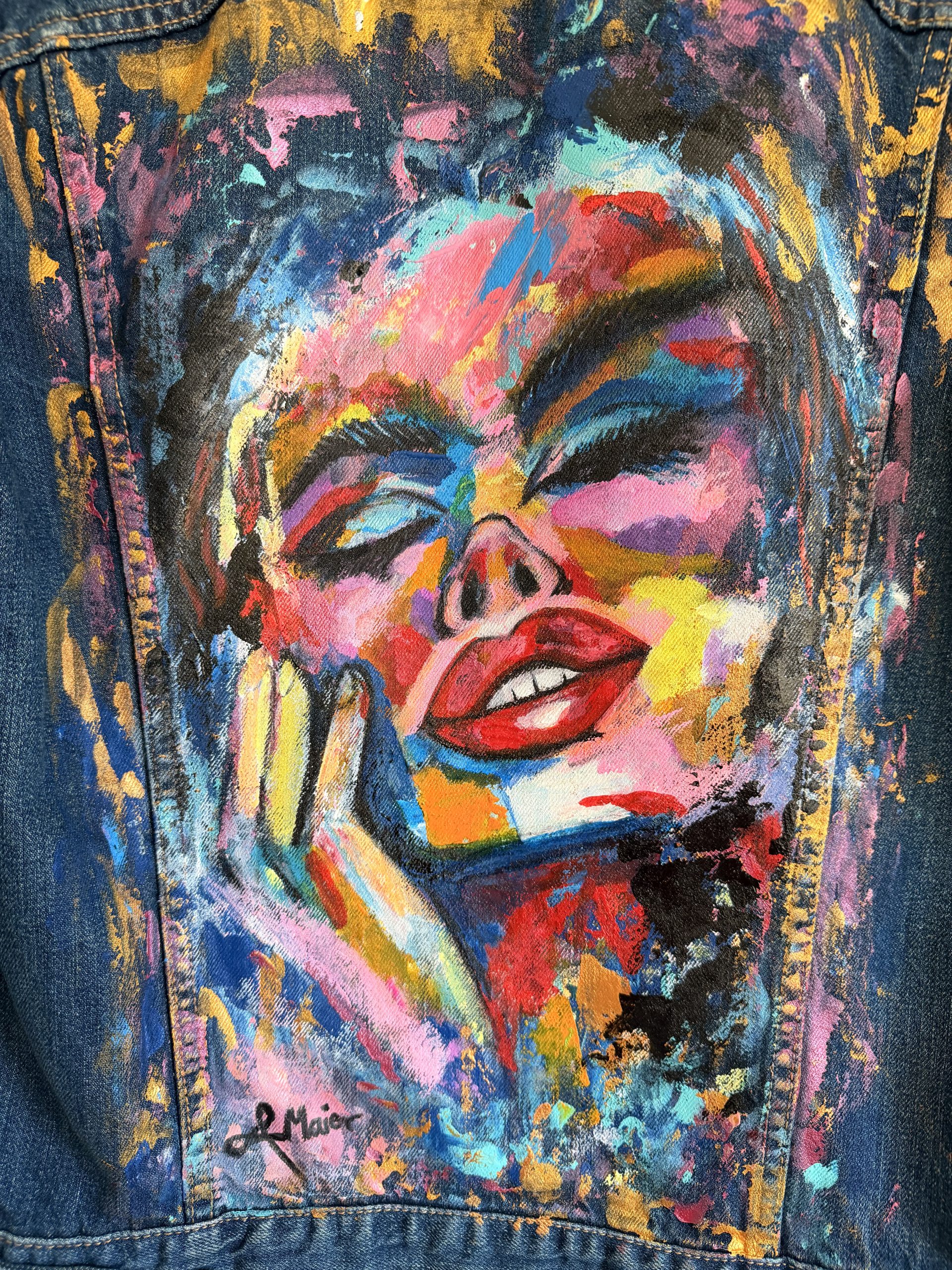 Dunkelblaue Jeansjacke mit abstrakten Portrait – Bild 3