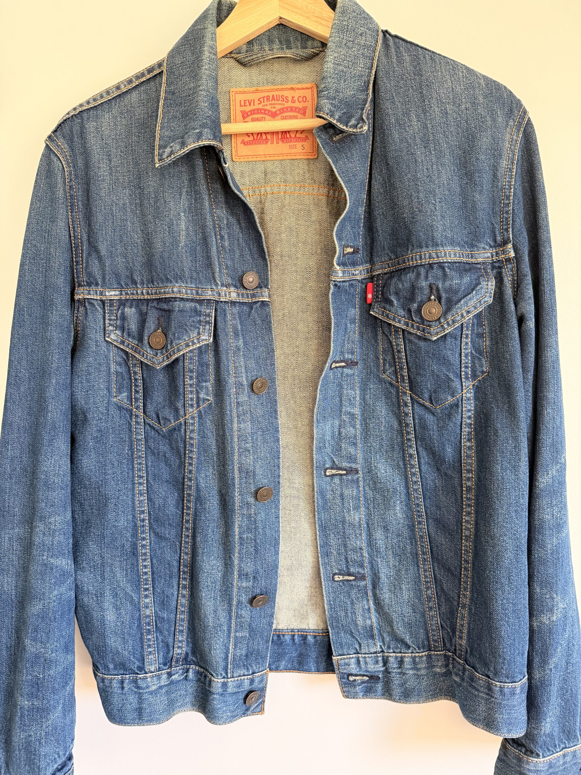 Dunkelblaue Jeansjacke mit abstrakten Portrait – Bild 11
