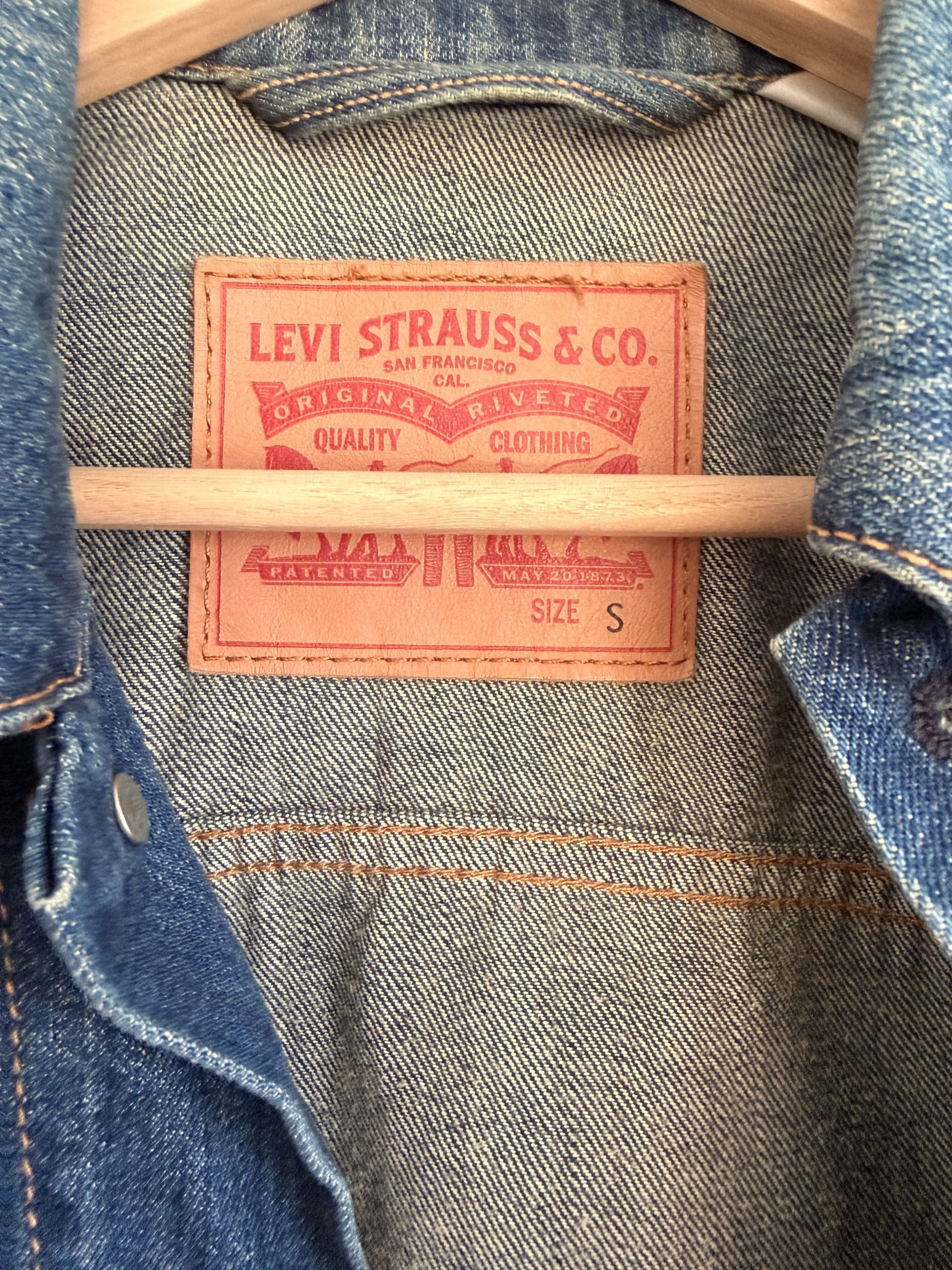 Dunkelblaue Jeansjacke mit abstrakten Portrait – Bild 10